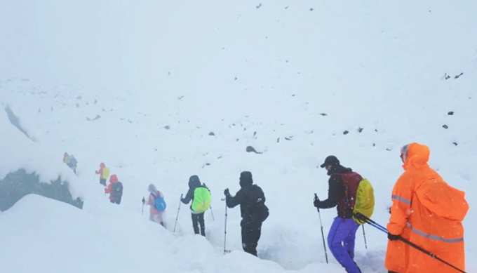 More than 200 hikers still stranded as blizzard hits Mount Everest