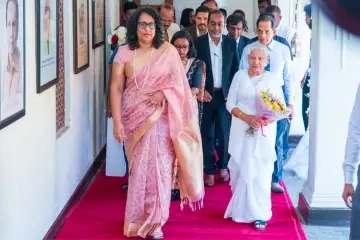 සුජාතා අත්තනායක වැනි කලාකරුවන් අගය කල අගමැතිනි හරිනි