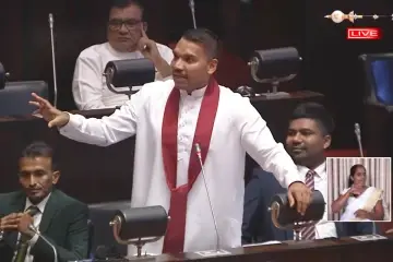 දෙවෙනි තට්ටුවට විතරක් නෙමෙයි කක්කුස්සියටත් මුල් ගල් තියන්න - හිරේ ඉදන් කෙලින්ම පාර්ලිමේන්තුවට ආ නාමල් යකා නටයි - පාර්ලිමේන්තුව මැදම ආණ්ඩුව පට්ට ගහපු නාමල් [VIDEO]