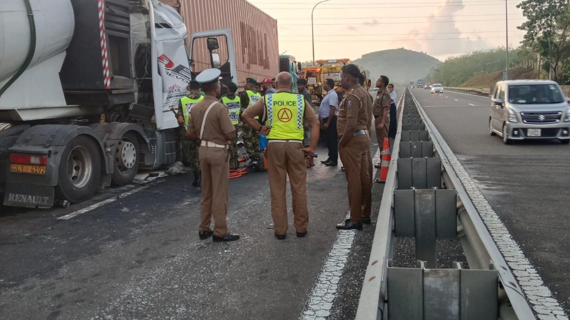 දක්‍ෂිණ අධිවේගයේ බිහිසුණු අනතුරක් – තුවාල ලැබූවන් බේරා ගන්න වෛද්‍ය යුවළකුත් එක්වෙයි