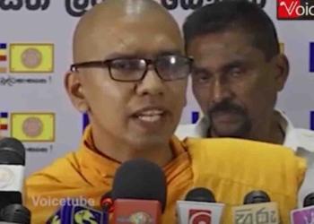 දවස් 29ක් ඇතුළේ හිටපු කස්සප හාමුදුරුවෝ පළමු වරට එළියට එයි! ත්‍රිකුණාමල බන්ධනාගාරය කියන්නේ වධකාගාරයක්! අපි ඉස්සරහා මුස්ලිම් අයෙකුට බිම දාගෙන පහර දුන්නා! පුළුවන් දෙයක් කරපන් කියලා අපිට තර්ජනය කළා! අපිට දානය දුන්නේ.. සිවුරු හෝදලා දුන්නේ මුස්ලිම් අය! VIDEO I Sri Lanka Latest News