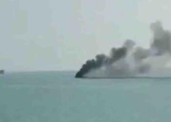 හෝමුස්වලින් යන්න ආ ඉරාන නෞකාවට පහර දීපු අමෙරිකානු යුද නෞකා ඉරාන නැවත් අත්අඩංගුවට අරන්! I Sri Lanka Latest News