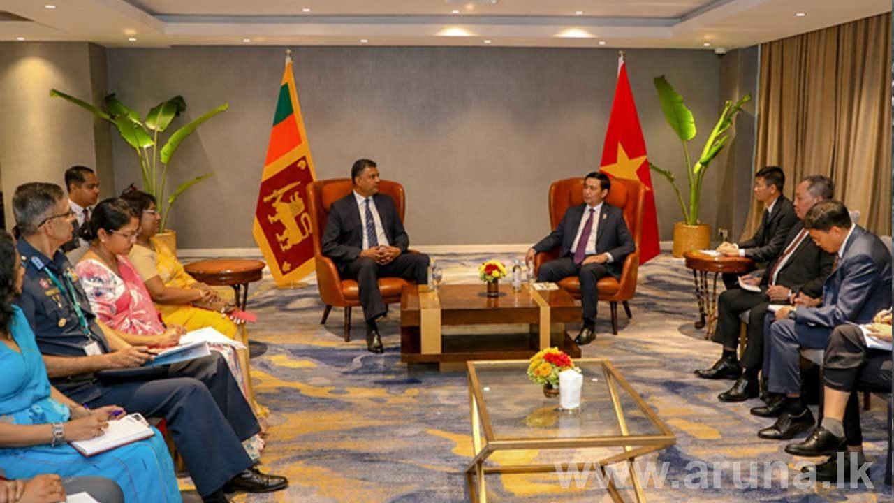 ආරක්‍ෂක ලේකම් සහ වියට්නාම නියෝජ්‍ය අග්‍රාමාත්‍යවරයා අතර ද්විපාර්ශ්වික සාකච්ඡා