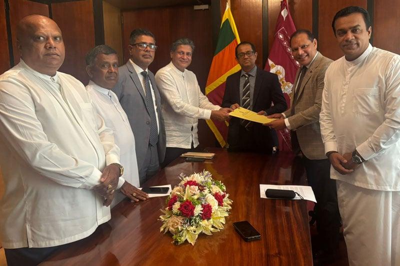 විනිසුරු පත්වීම් මාරුවීම් සහ සේවයෙන් පහ කිරීම් ගැන සොයන්න මැති සභා කාරක සභාවක් ඉල්ලයි .!