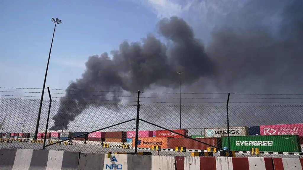 ඉරාන ඩ්රෝන යානා සෞදි අරාබියෙ විශාලතම පිරිපහදුවට පහර දෙයි .