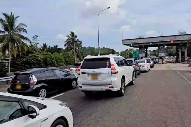 දක්ෂිණ අධිවේගී මාර්ගයේ දිගු වාහන පෝලිම්