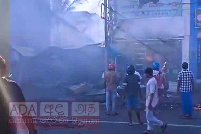 ගිනිබත් වුණු ප්ලාස්ටික් බඩු කඩේ...