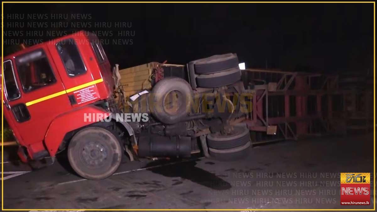 Container truck overturns, blocks lane on Horana-Colombo road