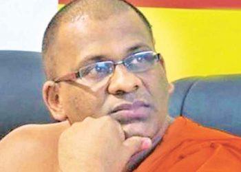 වරෙන්තු පිට ඉන්න ඥානසාර හිමියන් සොයා CCDය උලපනේ හිමියන්ගේ පන්සලට කඩන් පනී! VIDEO I Sri Lanka Latest News