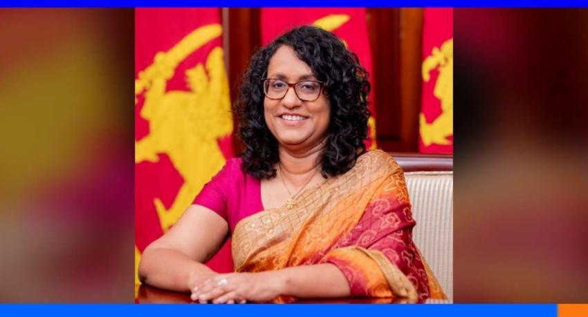අගමැති හරිනි ,එංගලන්තය බලා පිටව යයි.