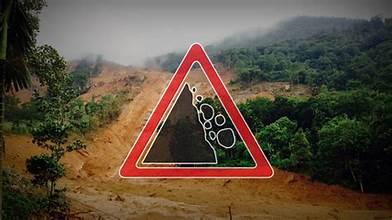 අධික වැසි මැද වැල්ලවායේ නාය යෑමක්!