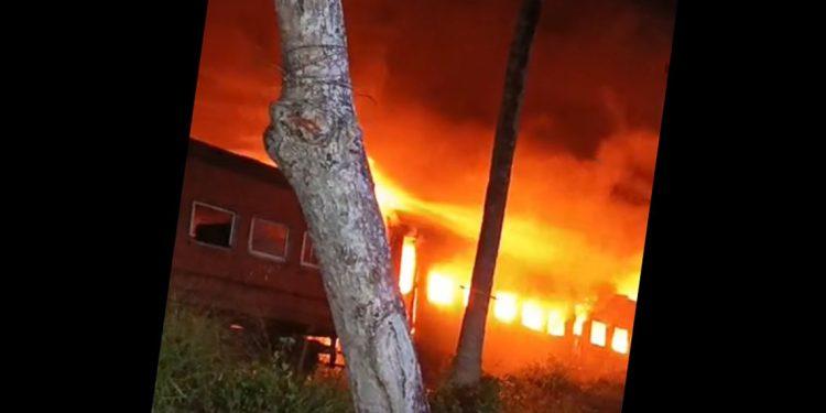 ගාල්ල දුම්රිය ස්ථානයේ ගාල් කර තිබූ මැදිරි දෙකක් ගින්නෙන් විනාශයි! ( වීඩියෝ සහිතයි)