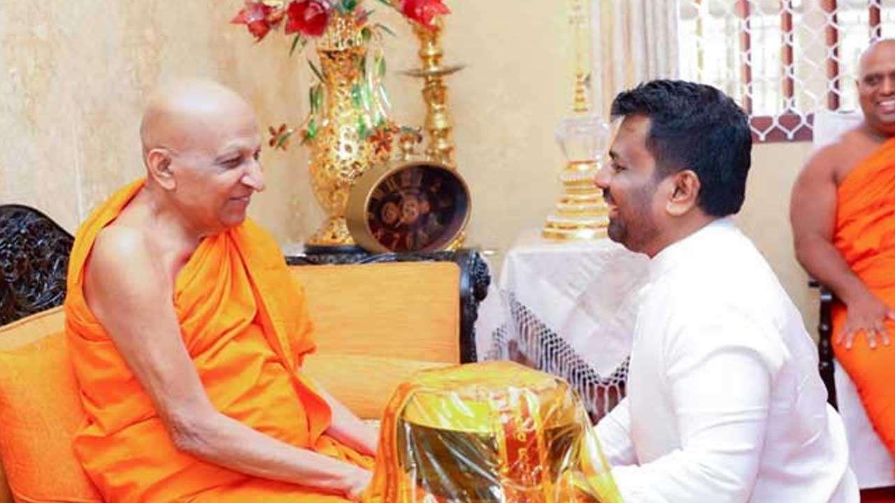 ජනපති මල්වතු මහා නාහිමි බැහැදක අලුත් අවුරුද්දට ආශිර්වාද ලබාගනී