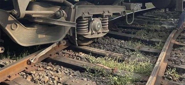 Train derails in Rambukkana; services continue as normal