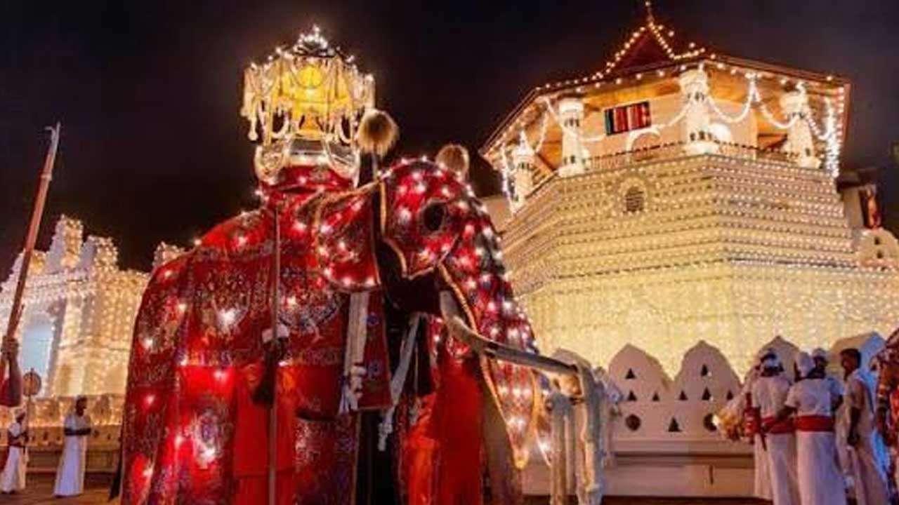 පළමු රන්දෝලි පෙරහැර වීථි සංචාරය අරඹයි