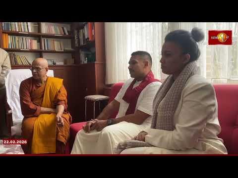 එංගලන්තයට ගිය නාමල් ඇතුළු පොහොට්ටුවේ පිරිස ලන්ඩන් විහාරයට ගොස් මහා සංඝරත්නයේ ආශිර්වාද ලබා ගනී.