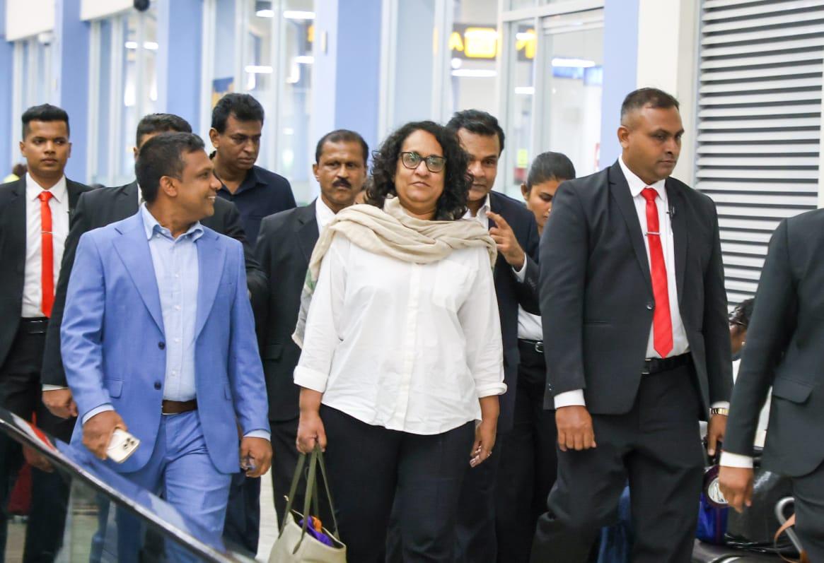 භූතානයේදී අගමැති හරිනි මහත් හරසරින් පිළිගනී