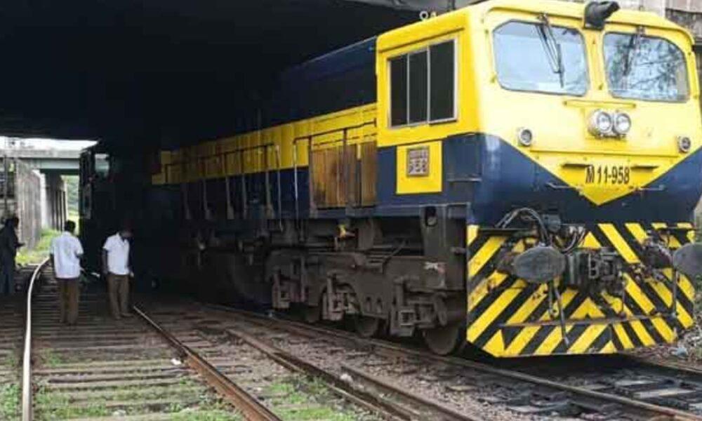 Train to Hikkaduwa derails at Maradana